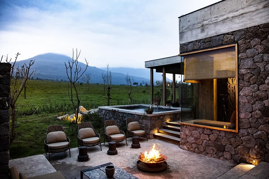 The terrace, fire pit and hot tub at Singita Kataza House